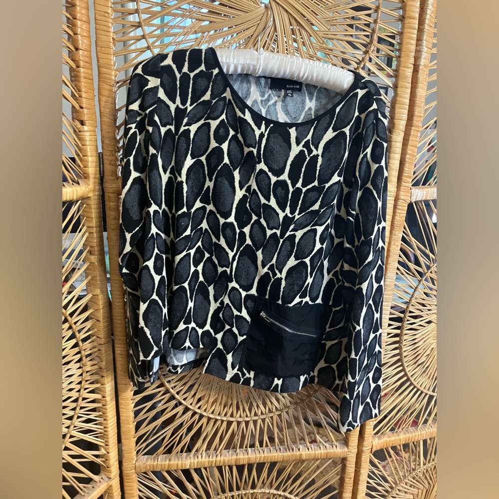 Sun Kim Chic Black and Cream Patterned Top